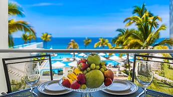 Gorgeous 1BR with Pools & Sea Views