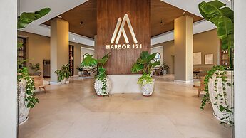 Gorgeous 1BR with Pools & Sea Views