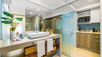 Gorgeous 1BR with Pools & Sea Views