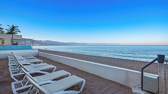 Gorgeous 1BR with Pools & Sea Views