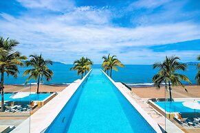 Gorgeous 1BR with Pools & Sea Views