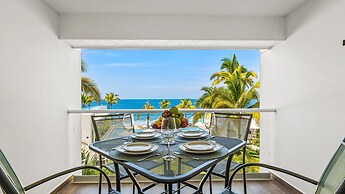 Gorgeous 1BR with Pools & Sea Views