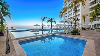 Gorgeous 1BR with Pools & Sea Views