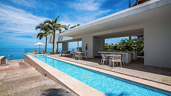 Gorgeous 1BR with Pools & Sea Views