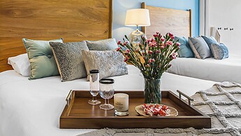 Gorgeous 1BR with Pools & Sea Views