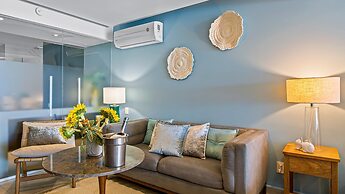 Gorgeous 1BR with Pools & Sea Views