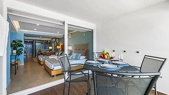 Gorgeous 1BR with Pools & Sea Views