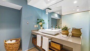 Gorgeous 1BR with Pools & Sea Views