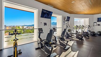 Gorgeous 1BR with Pools & Sea Views