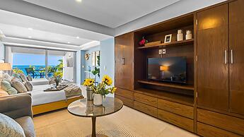 Gorgeous 1BR with Pools & Sea Views