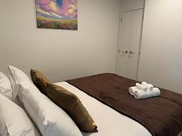 Near Sky Tower Cozy 1B Apt Close to Port