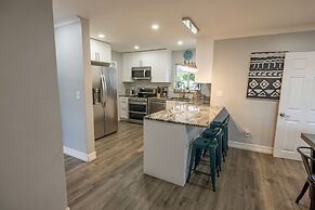Relax Unwind 4BR Home w Pool in Hollywood