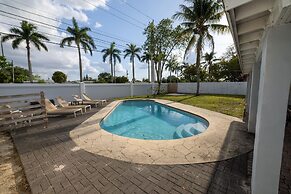 Relax Unwind 4BR Home w Pool in Hollywood