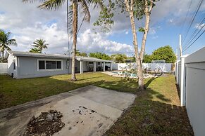 Relax Unwind 4BR Home w Pool in Hollywood