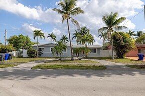 Relax Unwind 4BR Home w Pool in Hollywood