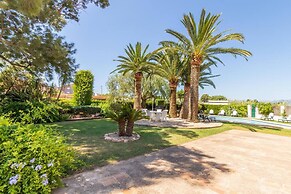 Private Pool, Garden, Barbecue and Beach Nearby