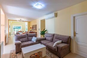 Private Pool, Garden, Barbecue and Beach Nearby