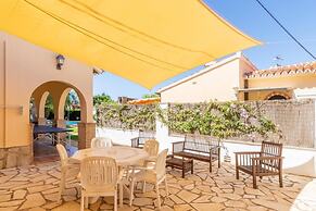 Private Pool, Garden, Barbecue and Beach Nearby