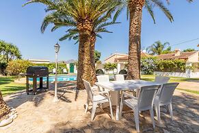 Private Pool, Garden, Barbecue and Beach Nearby