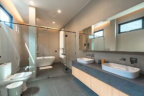 Modern 2-Level Pool Villa Long One A5