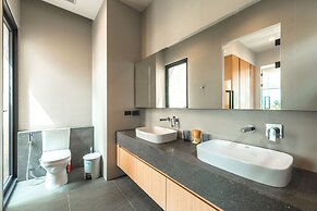 Modern 2-Level Pool Villa Long One A5