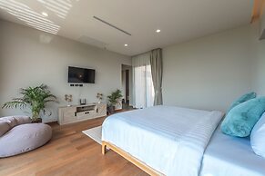 Modern 2-Level Pool Villa Long One A5