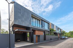 Modern 2-Level Pool Villa Long One A5