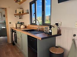 Whimple Shepherd Hut, Sleeps 2, Wood Fire & Garden