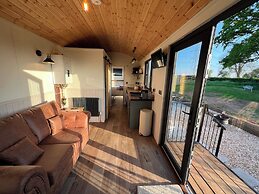 Whimple Shepherd Hut, Sleeps 2, Wood Fire & Garden