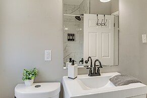 4 Mi to Universities: Quaint Parkville Apartment!