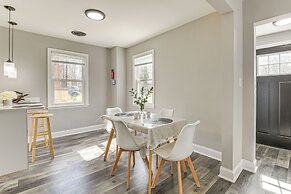 4 Mi to Universities: Quaint Parkville Apartment!