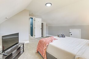 4 Mi to Universities: Quaint Parkville Apartment!