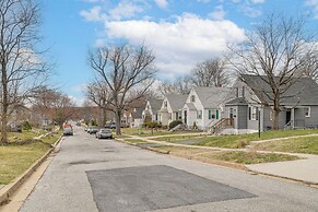 4 Mi to Universities: Quaint Parkville Apartment!