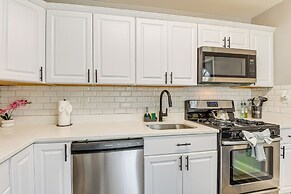 4 Mi to Universities: Quaint Parkville Apartment!