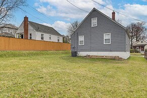 4 Mi to Universities: Quaint Parkville Apartment!