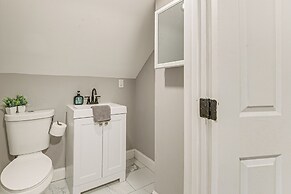 4 Mi to Universities: Quaint Parkville Apartment!