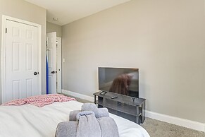 4 Mi to Universities: Quaint Parkville Apartment!