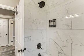 4 Mi to Universities: Quaint Parkville Apartment!