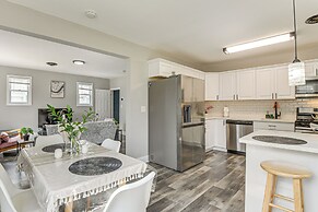 4 Mi to Universities: Quaint Parkville Apartment!