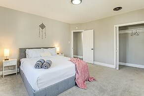 4 Mi to Universities: Quaint Parkville Apartment!