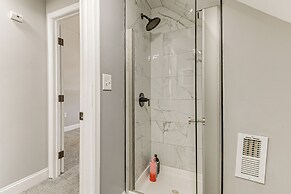 4 Mi to Universities: Quaint Parkville Apartment!