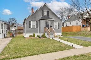 4 Mi to Universities: Quaint Parkville Apartment!