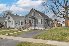 4 Mi to Universities: Quaint Parkville Apartment!