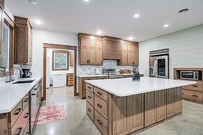 Great for Groups: Family Creekside Home in Loretto