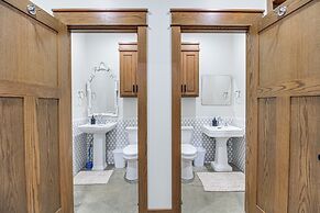 Great for Groups: Family Creekside Home in Loretto