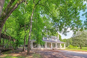 Great for Groups: Family Creekside Home in Loretto