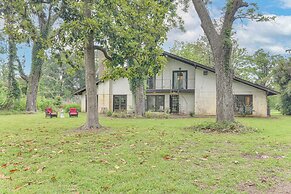 2 Mi to Dtwn: Spacious Angleton Home w/ Courtyard!