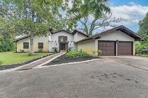 2 Mi to Dtwn: Spacious Angleton Home w/ Courtyard!