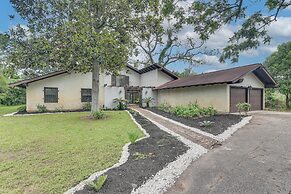 2 Mi to Dtwn: Spacious Angleton Home w/ Courtyard!