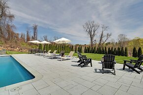 Outdoor Entertainment Areas: Spacious Katonah Gem!